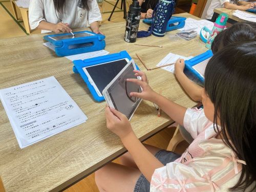 iPadでデザインした絵をステッカーに！時間中に複数つくる子も