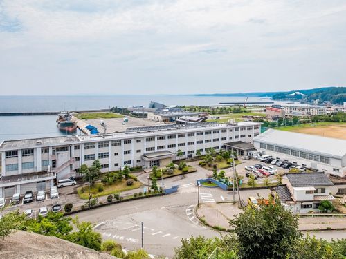 海のすぐそばにある能登高校