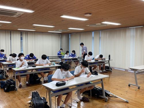 放課後は多目的ホールで公営塾を開講