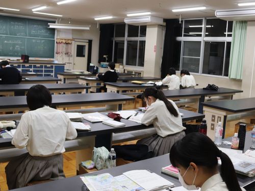 放課後、高校内の教室でゆずも塾が開講！