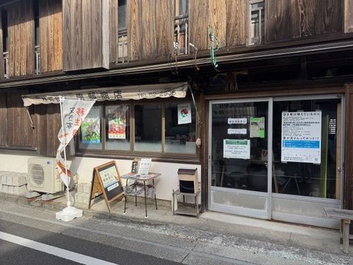 大正町市場から徒歩10秒の事務所は毎日にぎやかです