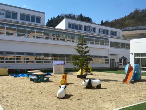 のびのび遊べる中庭が魅力のこども園