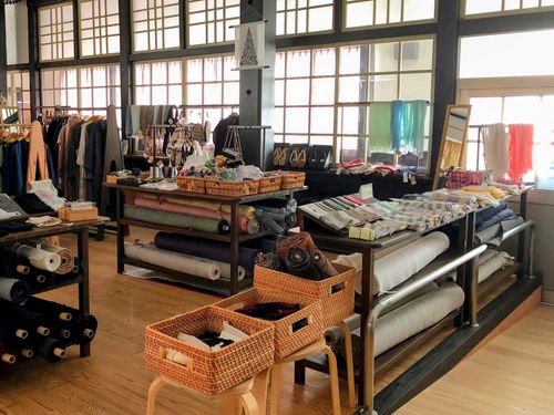 1階エリアは麻の織物の体験、生地のカット販売や麻のお洋服も販売されています