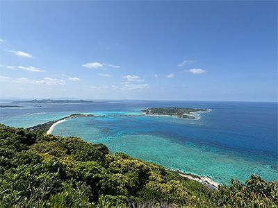 【伊平屋島の絶景】山から望む米崎海岸と野甫島