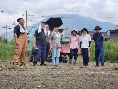 種まき編の様子　県外からの参加者も