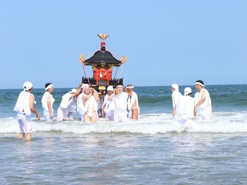 海と山に囲まれたこの町で新たな生活が待っている。
