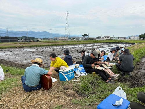 田植え体験の合間に地域の人とおしゃべり
