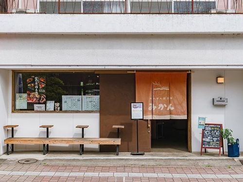 おんせん図書館みかんは商店街の通りに面しており、観光客がふらっと訪れることも。