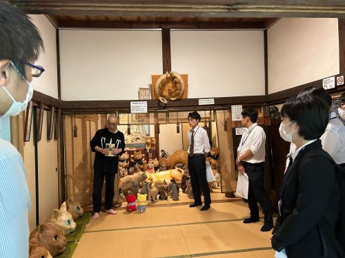 新規採用職員の研修の一場面。むつみ地域の雲林寺（猫寺）を訪問。