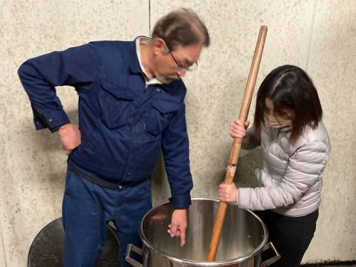 なんでも教えてくれるオーナー杜氏の北村さん（写真左）