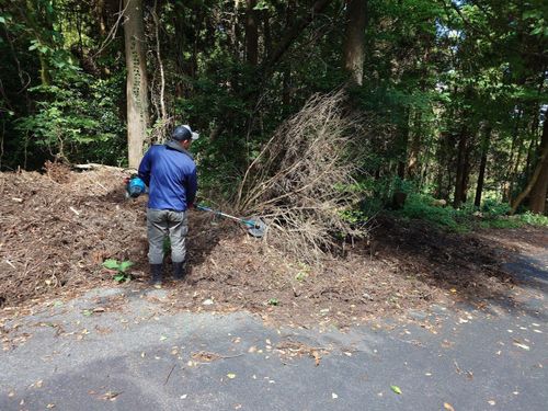 道路の草刈りなども仕事のうちです！