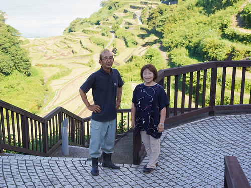 浜野浦夕日組合長の松本長喜さん（左）と浜野浦地区の松本千鶴さん（右）