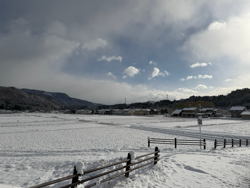 12月4日。雪が降ると風景が一変！もっと降ると雪かきが必要になってきます☺️