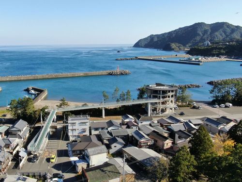 海とともに生きるまちでは防災対策（避難タワーの整備）もしっかり行っています。