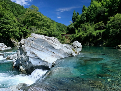 汗見川（一級河川）で川遊びができます。
