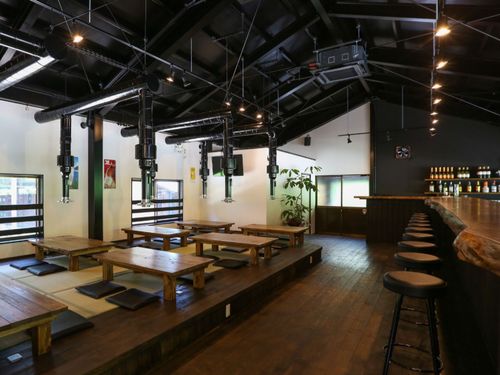 レストランでは鮎料理や飛騨牛、地鶏、野菜のBBQ、鶏ちゃん＆ホルモン焼き等を提供