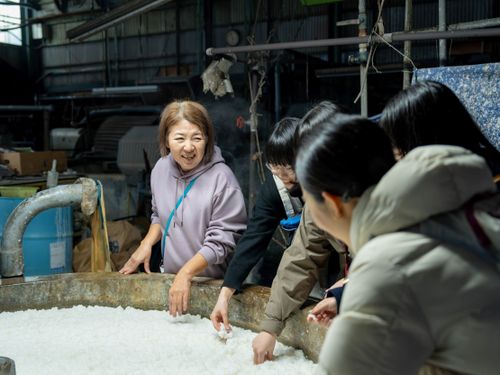 産地ツアーでは、普段は入れない工房で職人の想いや技術を知ることができます。