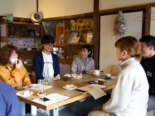 現役協力隊の交流会（場所は協力隊OGが運営するカフェヒロノバ）