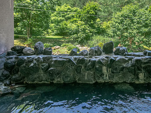 四季折々の自然に包まれる五味温泉。大自然の中で、心と体をゆっくりほどく天然炭酸泉