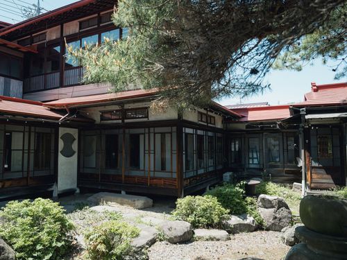 お庭側は昭和11年建築の近代和風建築