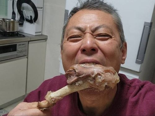 イノシシに豪快にかぶりつく