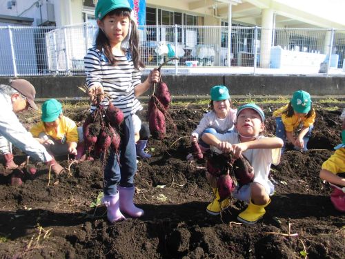 地域の人たちに教えてもらいながらの野外活動