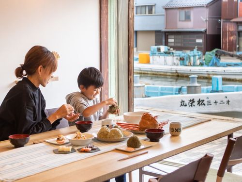 人気スポット「内川」の周辺にて、親子でのびのび海鮮のお食事も！