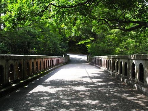 清流と石橋が織りなす渓谷美に包まれる「山中温泉の黒谷橋」