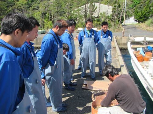 個人漁業者から指導を受ける学舎生時代（一番右の学舎生が改發さん）