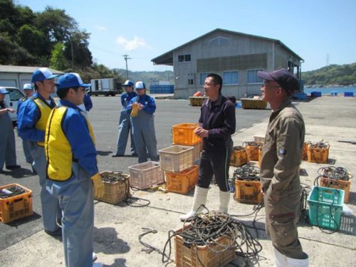 今では講師として「海の民学舎」の学舎生を指導（右から二人目が改發さん）