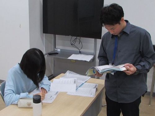 青色学舎で指導する様子（提供：野崎真）