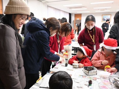 地区でイベントに出展する大人の島留学生