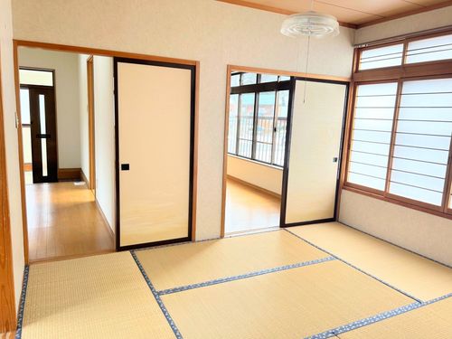 ２DKで洋室・和室。キッチンも広々使えます！バス・トイレ別