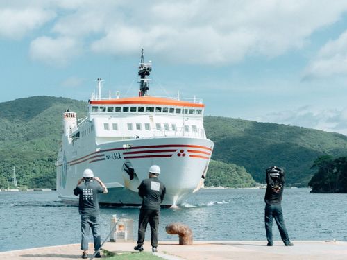 島に来た若者と島民が肩を並べ、未来を創る隠岐諸島。その足元を支えるのが隠岐汽船。