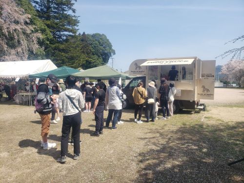 地域のおまつりに出店しているトイトイのキッチンカーはいつも人気です