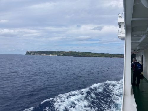 フェリーから見た粟国島