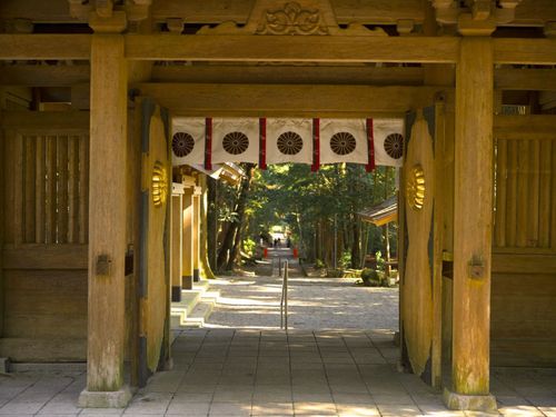 日本で一番長いといわれる参道「狭野神社」　美しい杉並木は国指定天然記念物です