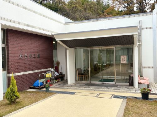 絹織物の体験・学びの拠点『からりこ館』。ここで基礎からじっくり技術を学びます。