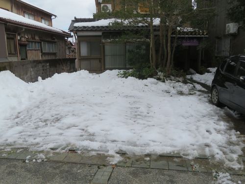 加賀のかりぐらしの家の雪すかし後の様子