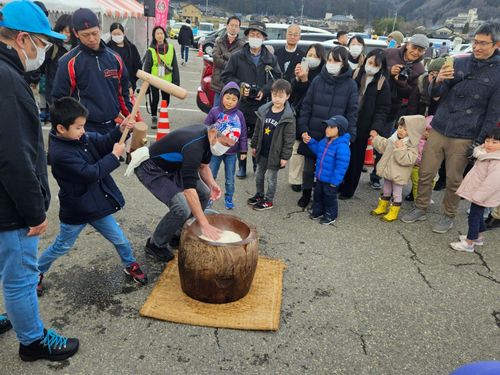 振る舞い餅は14時ごろと16時ごろから！餅つきにもぜひご参加くださいね♪