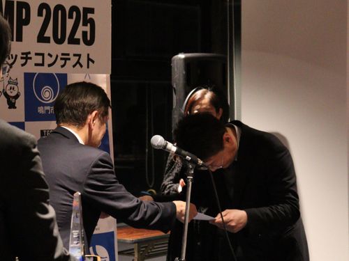 グランプリの蔭山 貴弘さん（右）と鳴門市長（左）