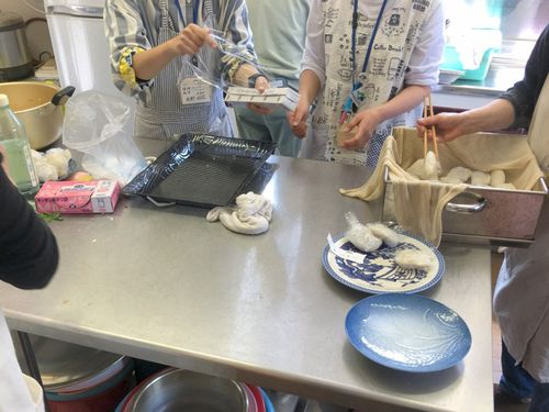 地域の方と交流しながら調理
