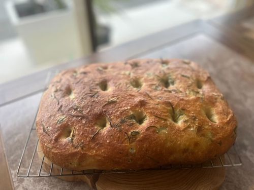 フォカッチャも自家製です。春菊入りで食欲をそそります！