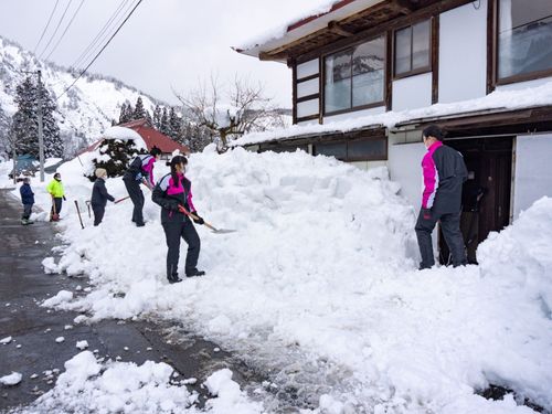 除雪作業中に住民の方との触れ合いも