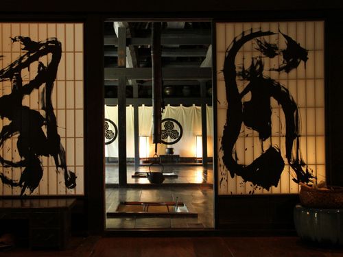 かやぶき古民家“ちいおり”。アレックスが購入し、保全活動を経て宿泊施設に改修。