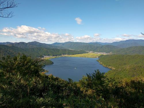 夏に賤ヶ岳山頂から見た余呉湖。