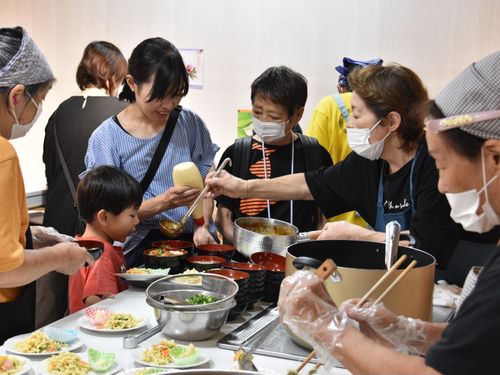 市内のショッピングセンターで開催する「こども食堂」