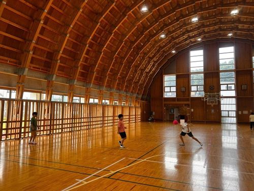 体育館で遊ぶ子どもたち(おおたき自遊時間)