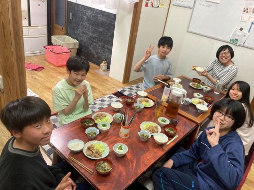 寮生と食卓を囲む時間はハウスマスターにとって大事な時間です。