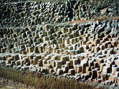 六角形の石柱が立ち並ぶ「龍鱗郷」。その名の通り龍の鱗のような珍しい地形！